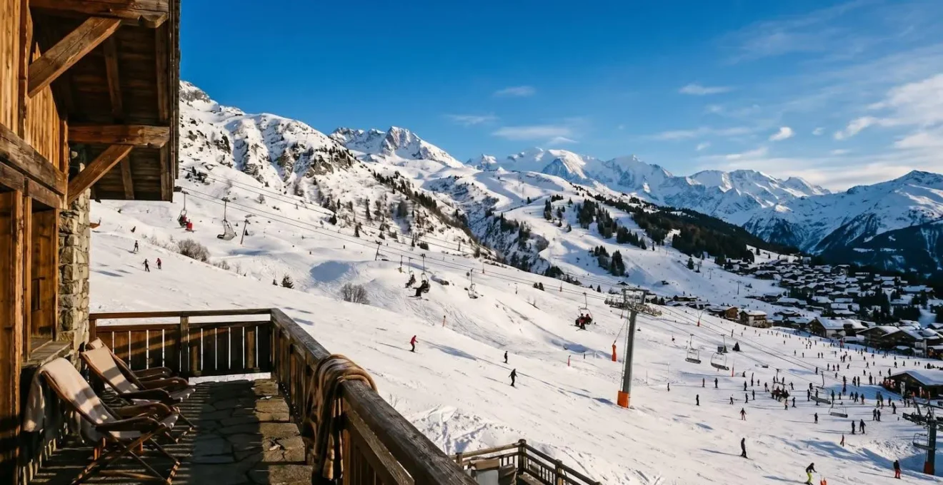 Vue sur les pistes enneigées de Morzine depuis un hôtel situé au pied des remontées mécaniques